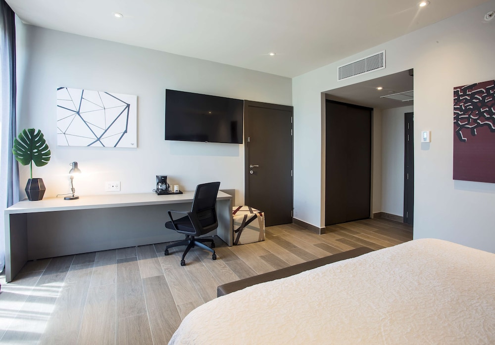 Suite, 1 King Bed, Non Smoking, Refrigerator - Photo 4