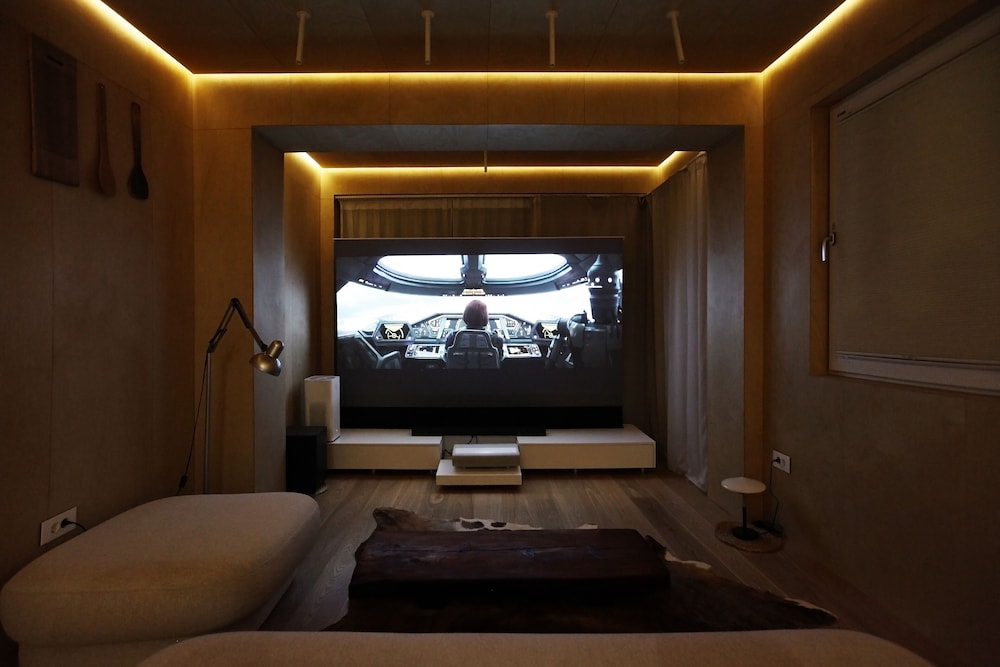Private premium room w/ shared spaces (1 Bed Room in Shared Space / Foreigners Only) photo 2