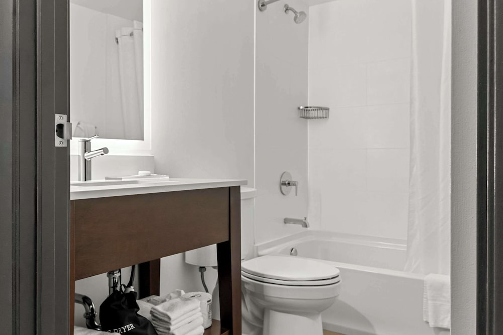 Room, 1 King Bed, Non Smoking (Upgrade) - Photo 5