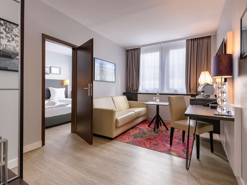 Junior Suite, 1 Double Bed (private bathroom with shower and tub) - Photo 2