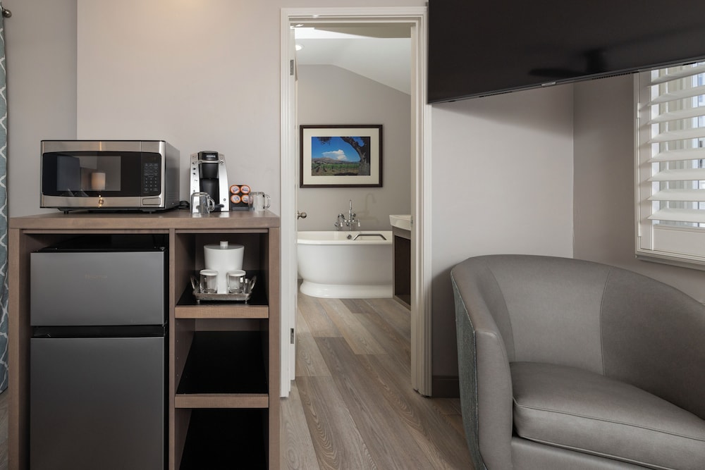 Signature Room, 1 King Bed, Bathtub, Courtyard Area photo 2