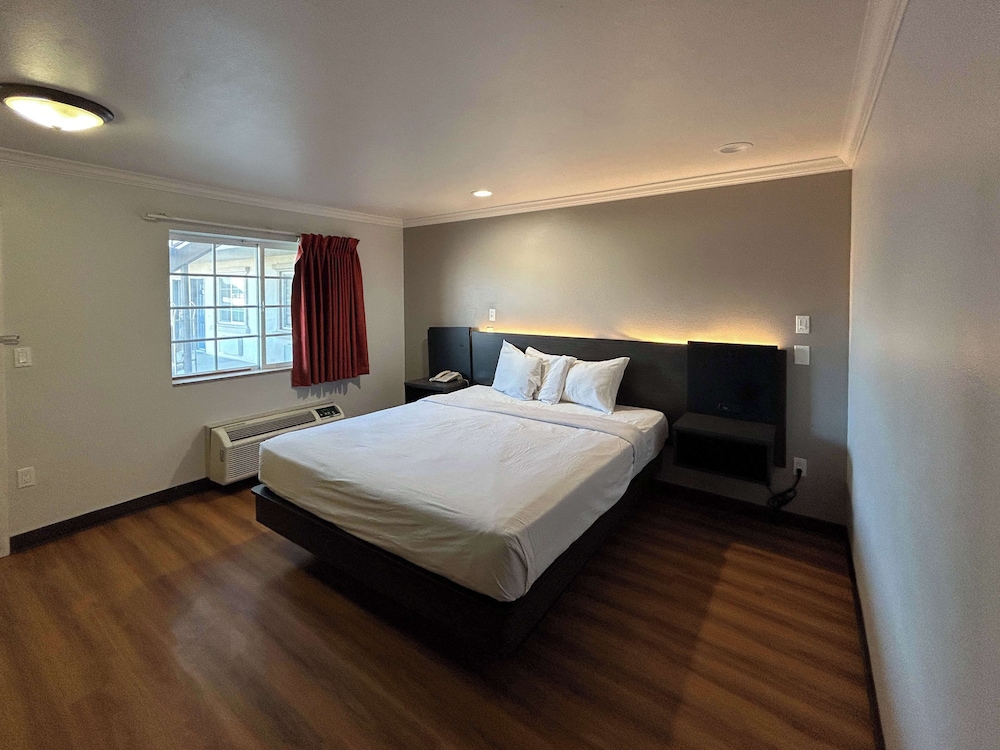 Deluxe Suite, 1 King Bed, Non Smoking, Hot Tub photo 1