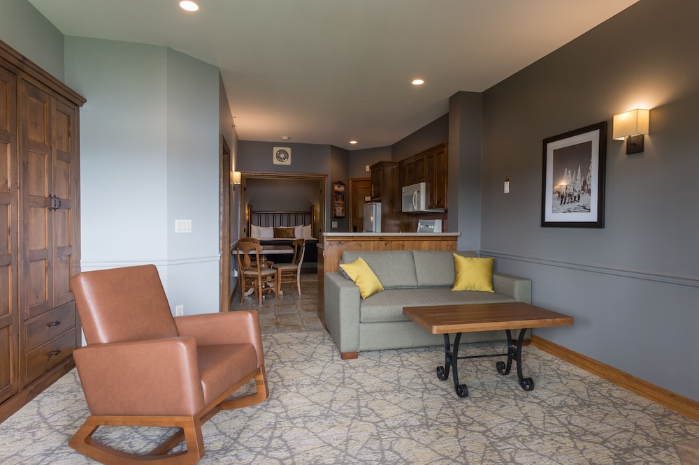 Suite, Lake View (Pets Not Allowed) - Photo 4