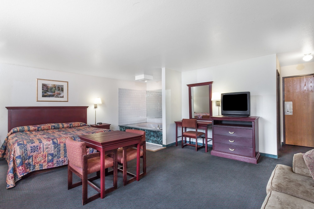 Suite, 1 King Bed photo 3