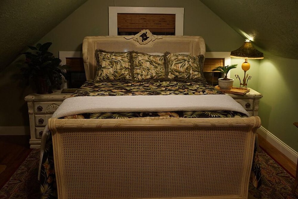 Standard Room, 1 Queen Bed, Non Smoking (The Garden Suite)
