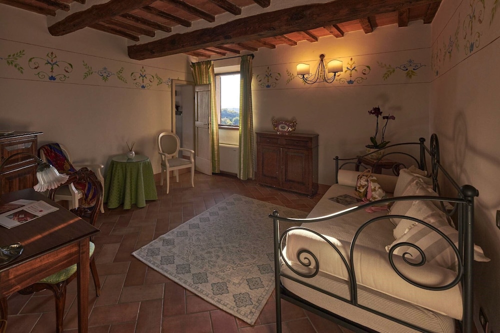 Suite - Photo 5