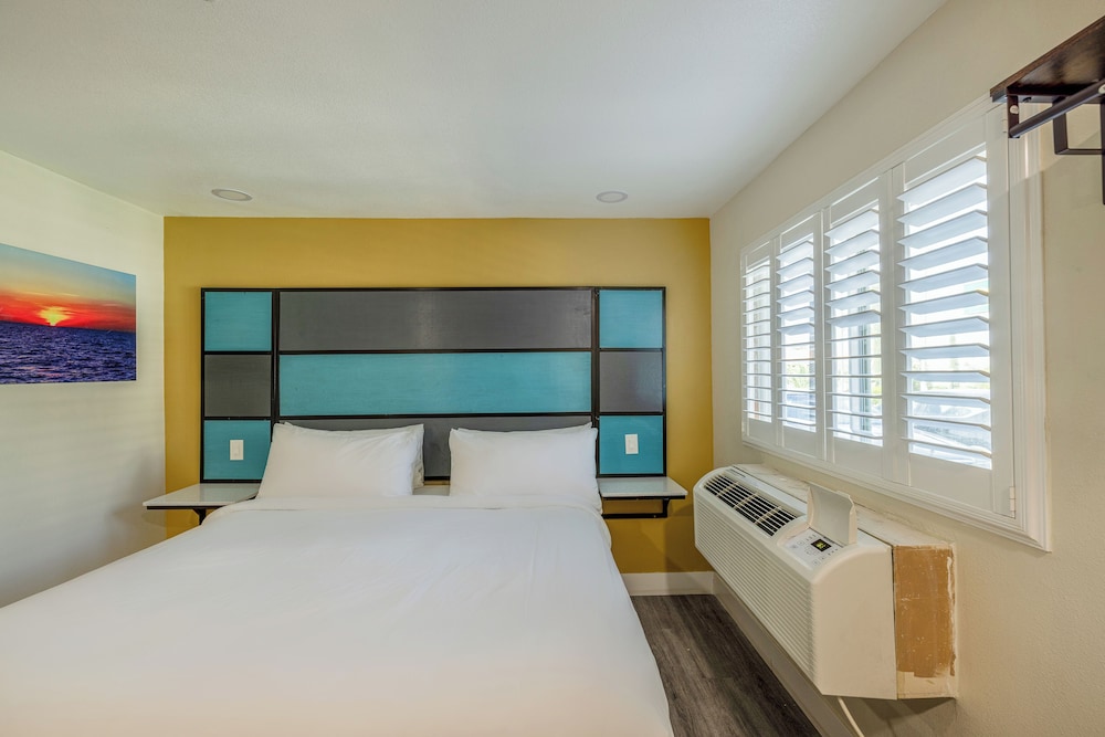 Room, 1 King Bed, Smoking, Jetted Tub - Photo 1