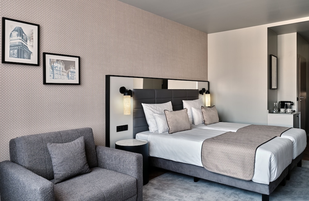 Executive Room thumbnail 5