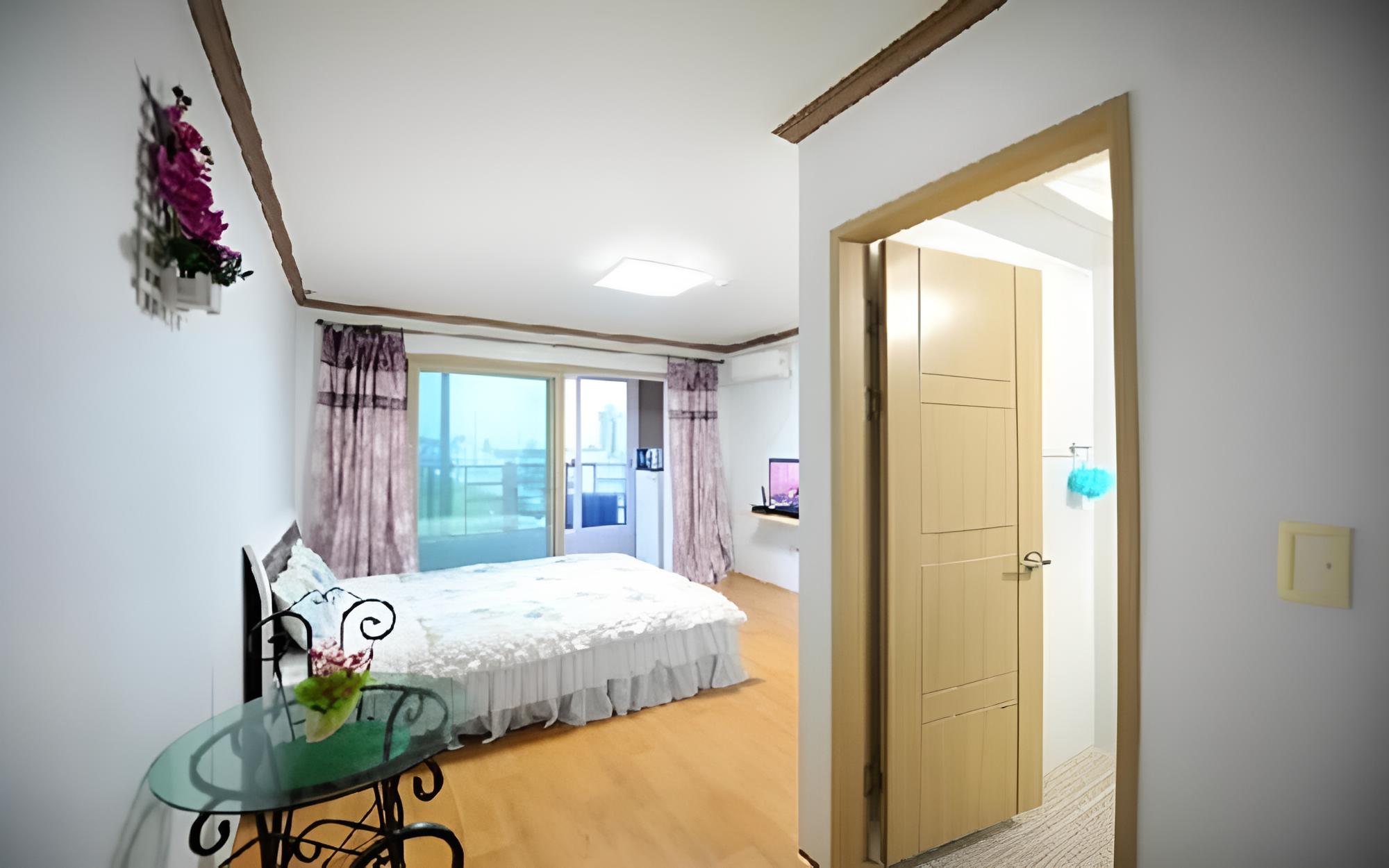 Room (Room 202)