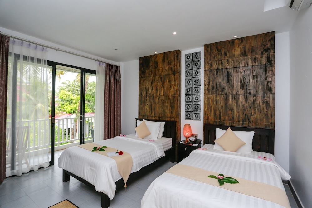 Deluxe Twin balcony with pool view photo 2
