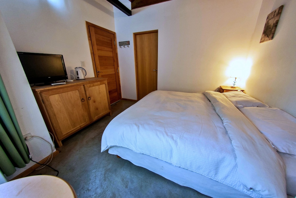 Standard Room, 1 King Bed photo 2