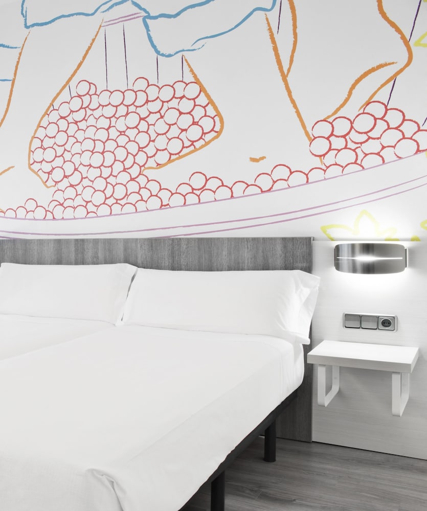 Basic Single Room, 1 Twin Bed (Inward-facing) photo 3