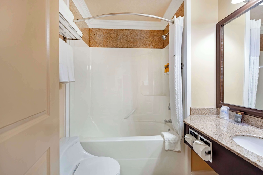 Standard Room, 2 Queen Beds, Non Smoking, Refrigerator - Photo 4