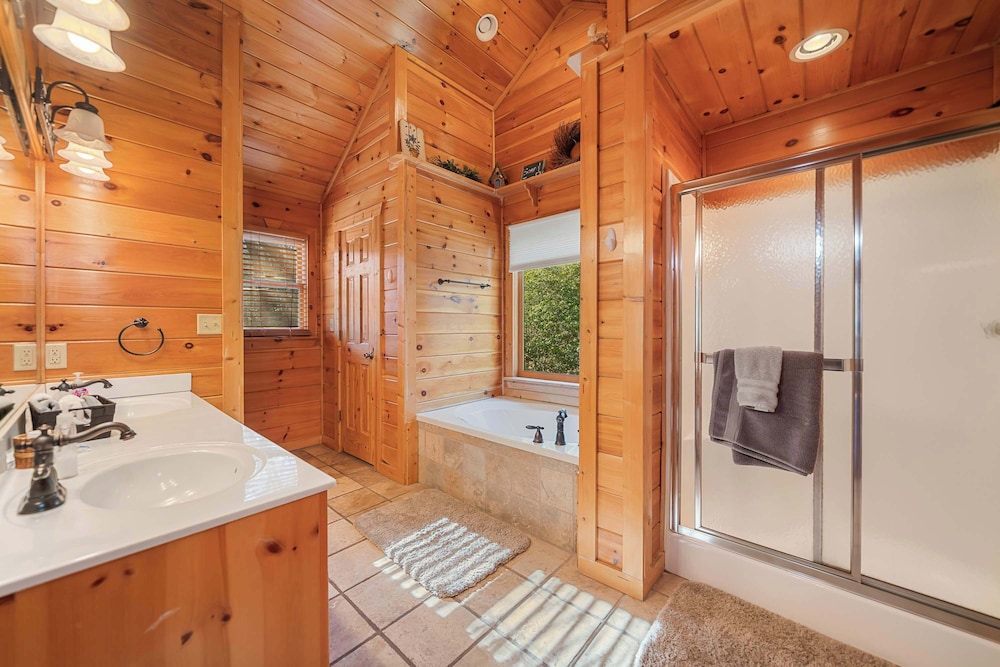 Cabin, Multiple Beds, Hot Tub, Mountain View (Peace of Paradise) photo 2