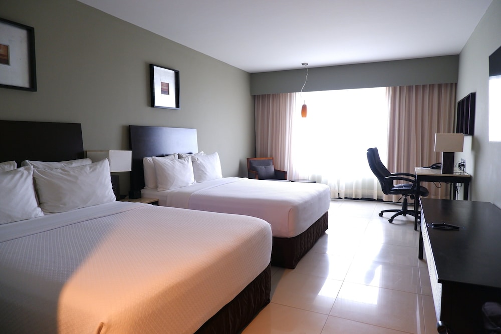 Standard Room, 2 Queen Beds, Accessible, Club Lounge Access - Photo 3