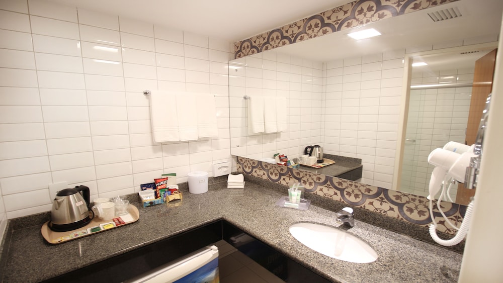 Standard Room, 1 King Bed, Sea View - Photo 4