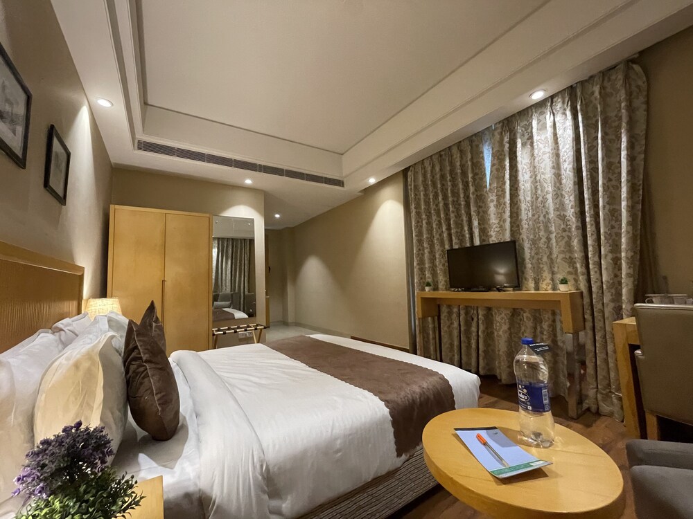 Superior King Suite with City View photo 3