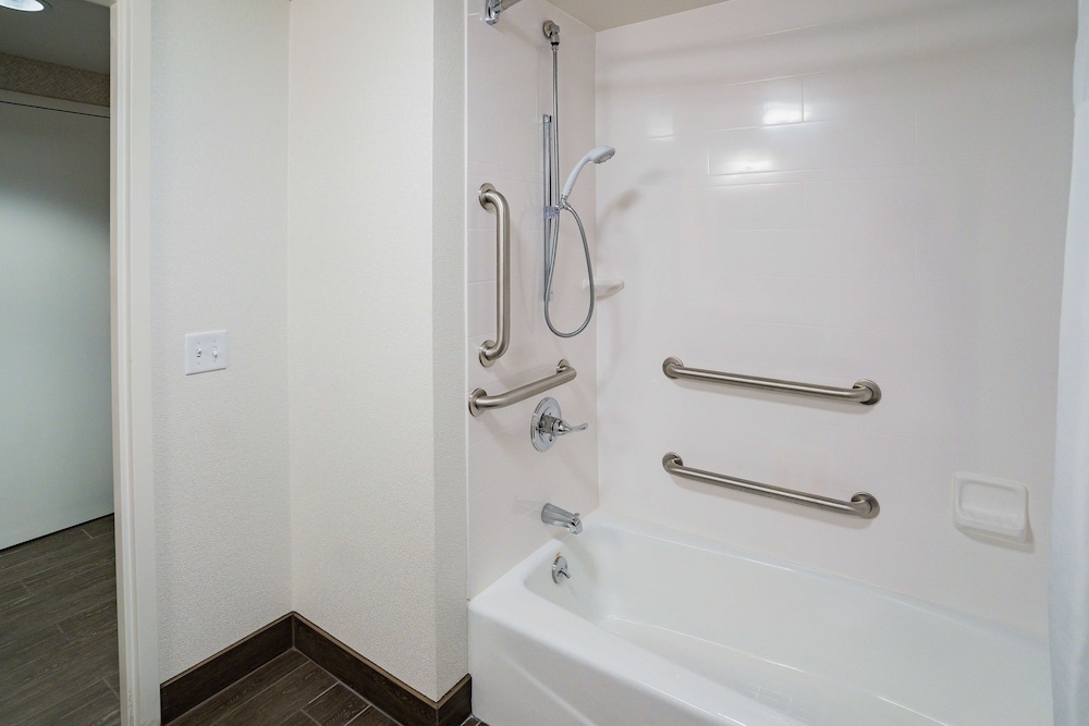 Room, 1 King Bed, Accessible, Bathtub (Hearing & Mobility) - Photo 4