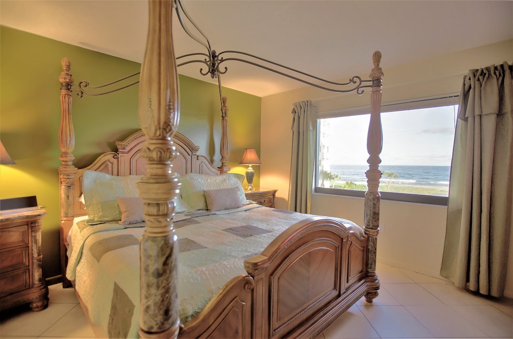 Condo, 2 Bedrooms, Oceanfront photo 1