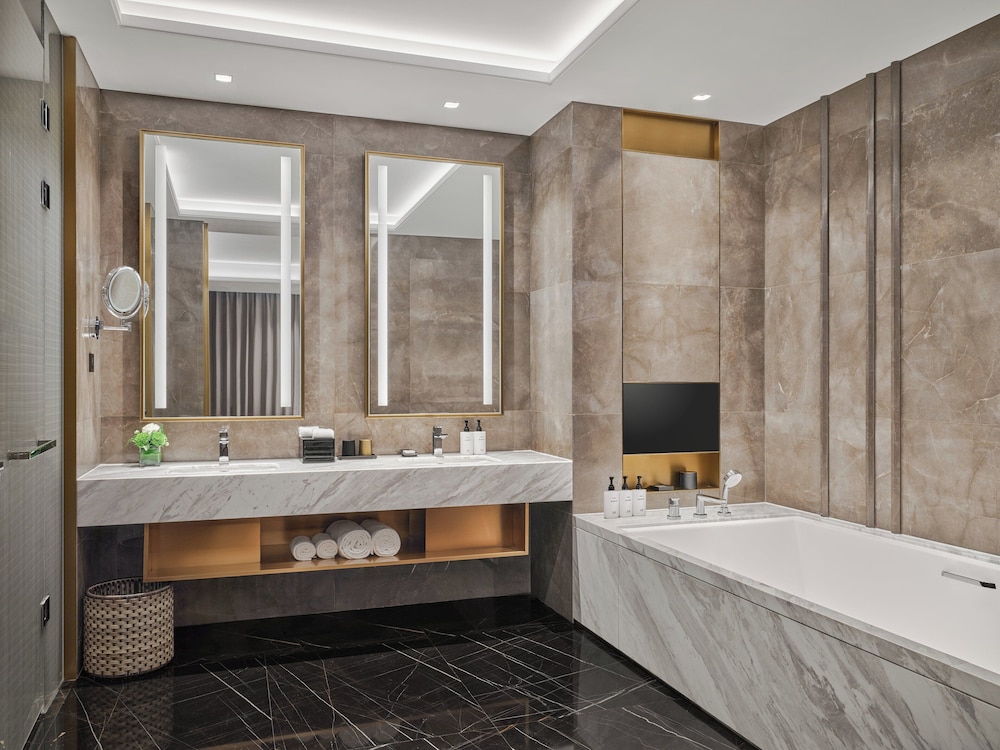 1 King Bed Premium Lounge Access photo 3