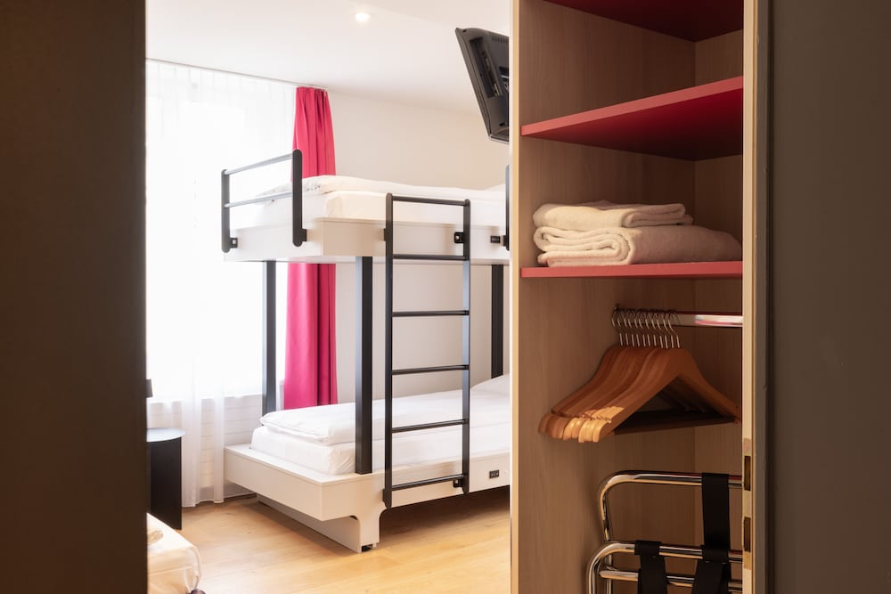 Economy Triple Room - Photo 7