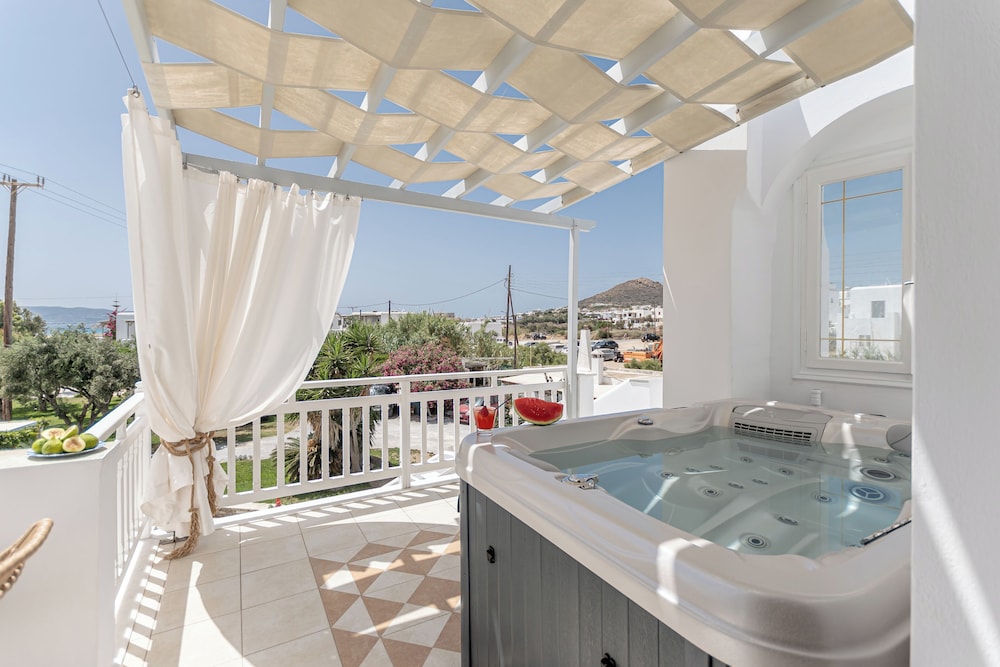 Exclusive Studio Suite, Hot Tub, Sea View