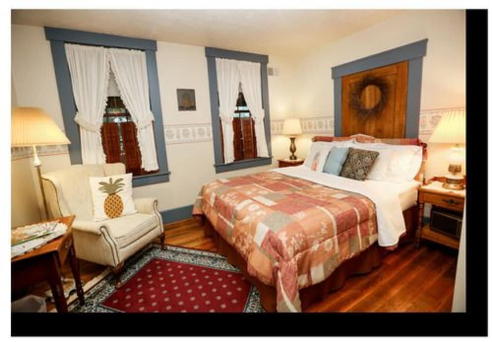 Room, Private Bathroom (Pineapple Queen Room)