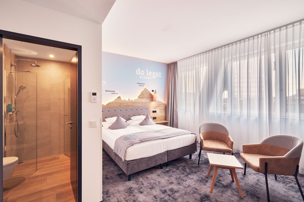Comfort Room, 1 Queen Bed (Walk-in Shower;Cozy Sitting Corner)