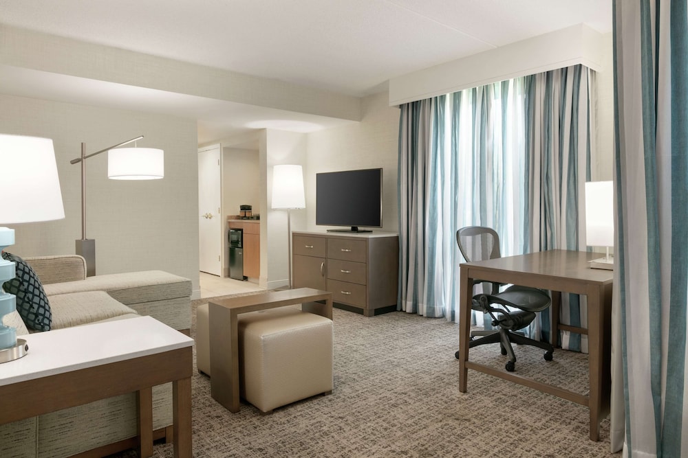 Suite, 1 King Bed, Corner - Photo 3