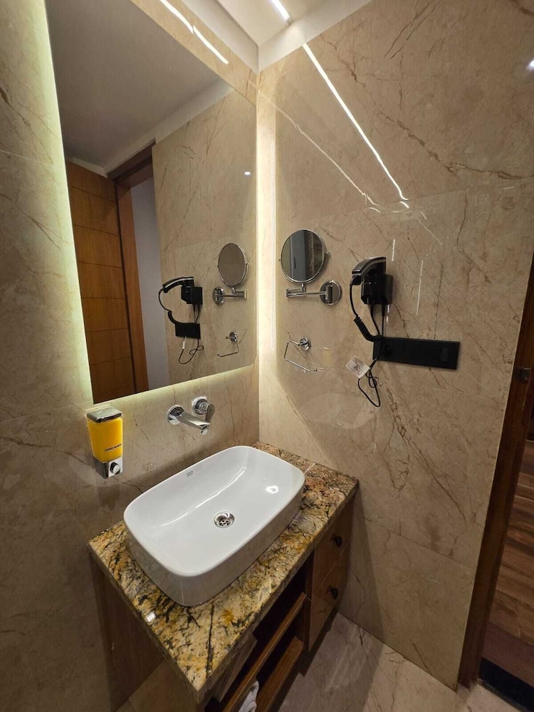 Executive Room - Photo 12