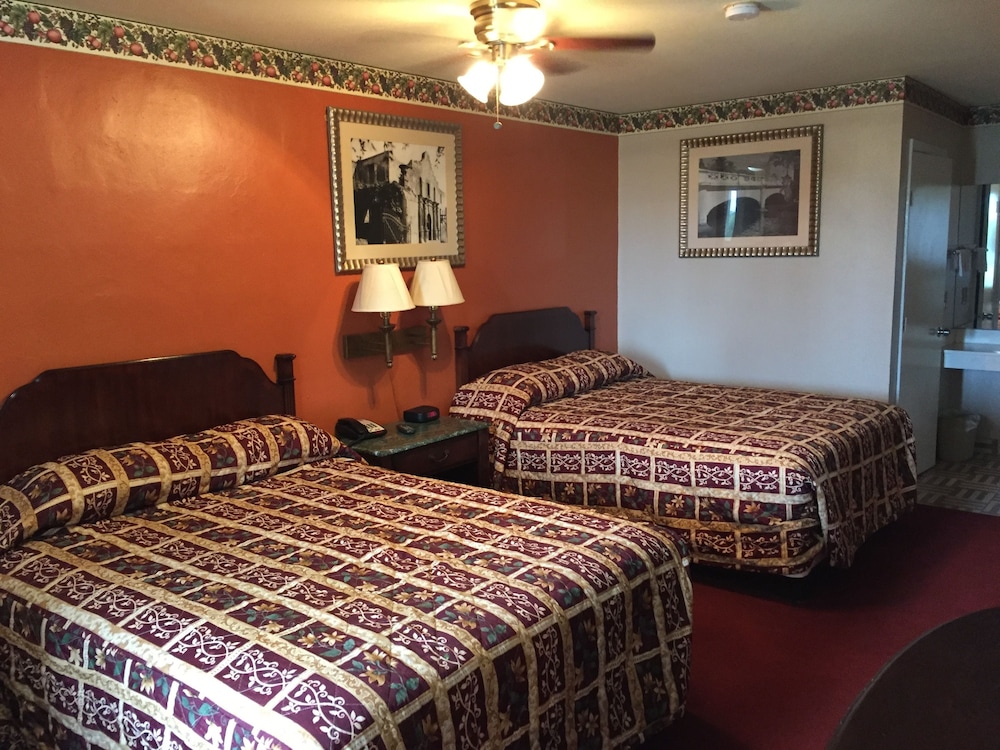 Standard Room, 2 Queen Beds, Non Smoking photo 3