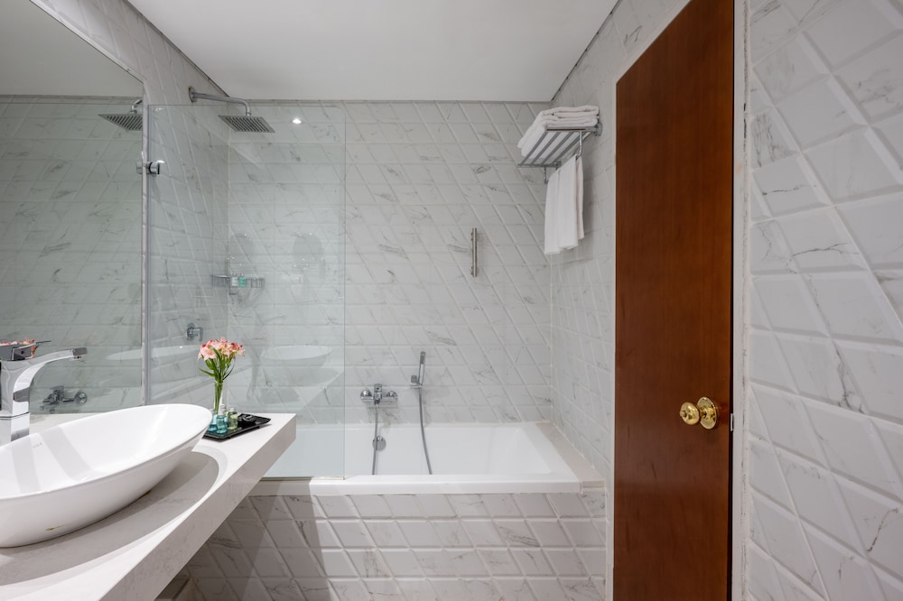 Executive Suite - Photo 9