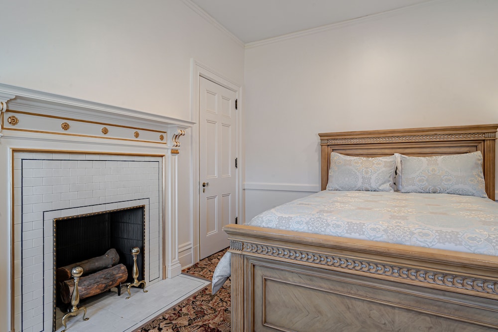 Luxury Suite, 1 Queen Bed, Non Smoking, Club Lounge Access photo 2