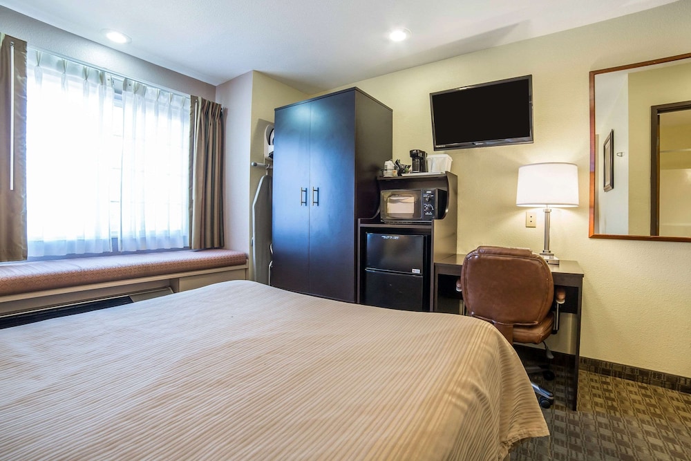 Standard Room, 1 Queen Bed, Non Smoking - Photo 3