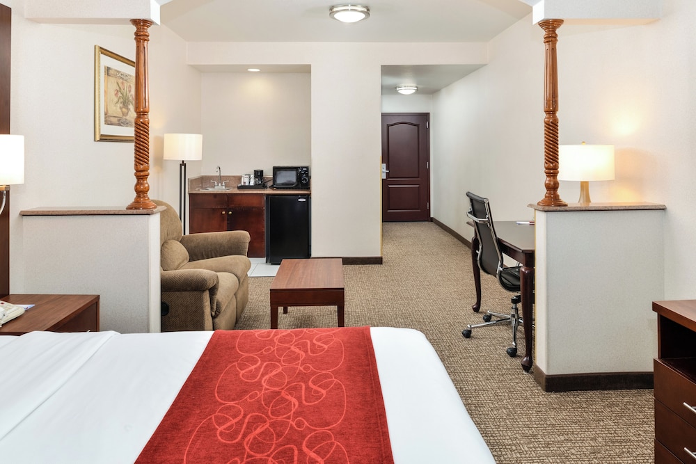 Suite, King, Recliner, Loveseat, Wetbar, Non Smoking - Photo 1