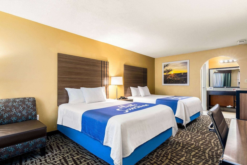 Business Room, 2 Queen Beds - Photo 2