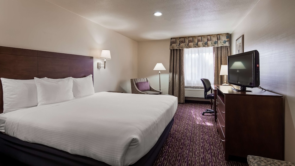 Standard Room, 1 King Bed, Accessible, Bathtub photo 1