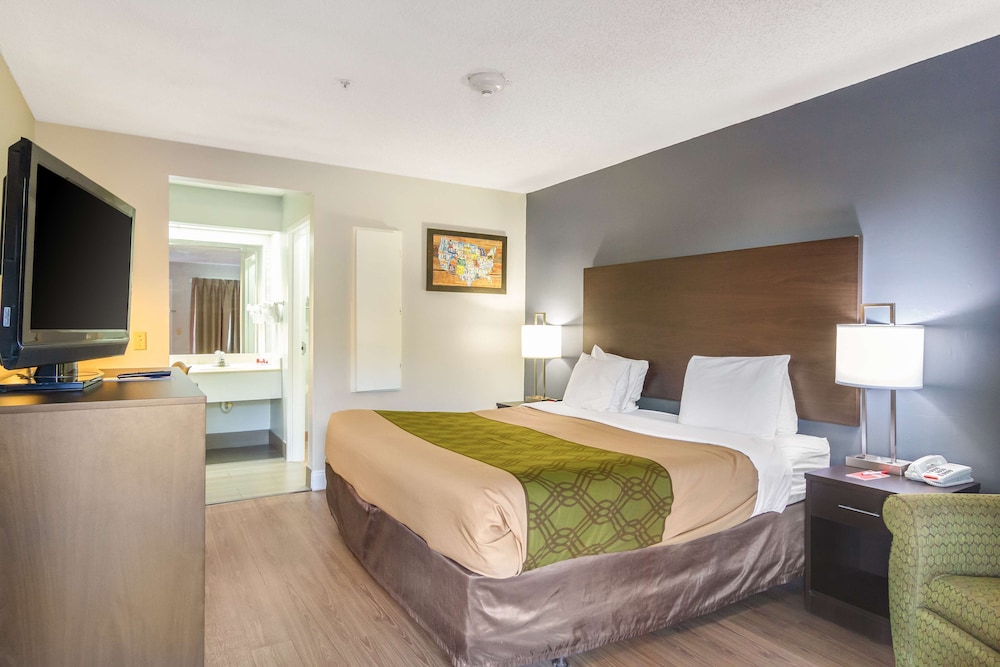 Standard Room, 1 King Bed, Refrigerator & Microwave, Ground Floor photo 2