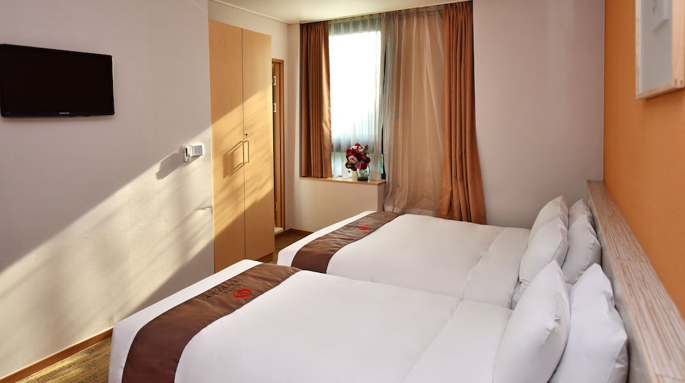 [STARSHINE PACKAGE] Deluxe Twin Room - Photo 2
