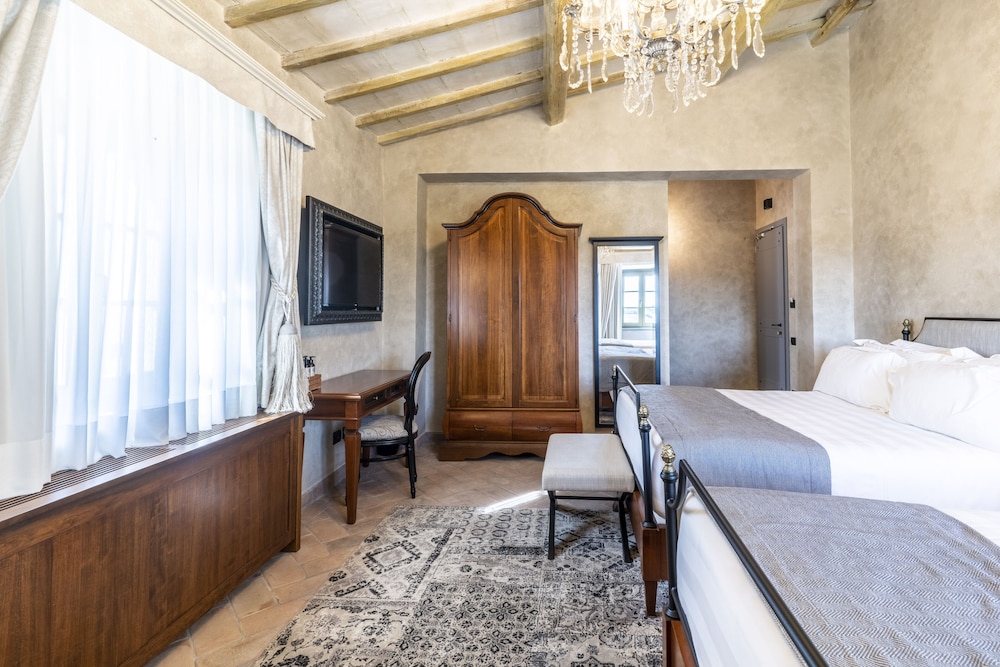 Premium Suite - Photo 13