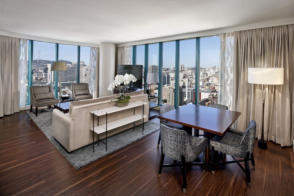 Suite, 1 Bedroom (West Side View)