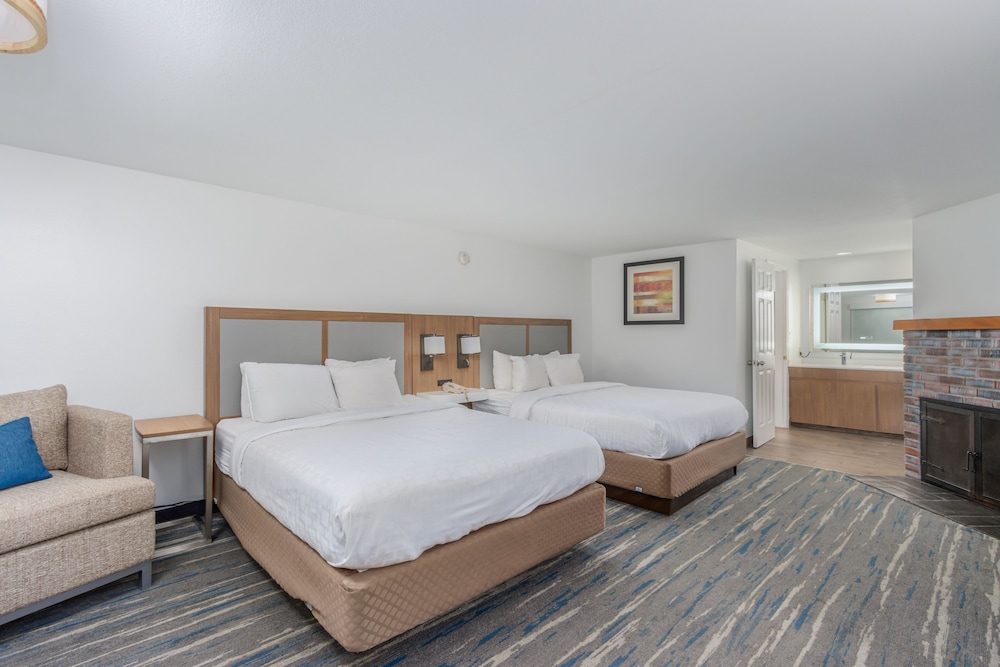 Standard Room, 2 Queen Beds, Fireplace photo 2