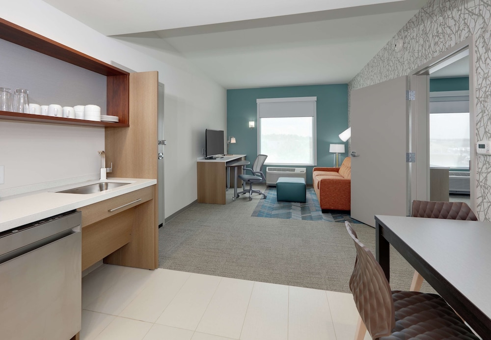 Suite, 1 King Bed, Accessible, Bathtub - Photo 2