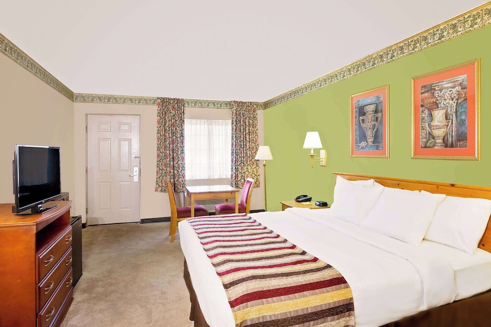Standard Room, 1 King Bed, Non Smoking - Photo 5