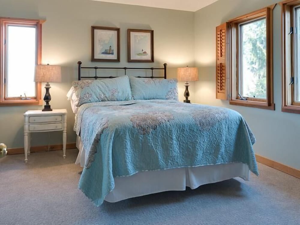 Standard Double Room, Private Bathroom, River View (New England) photo 1