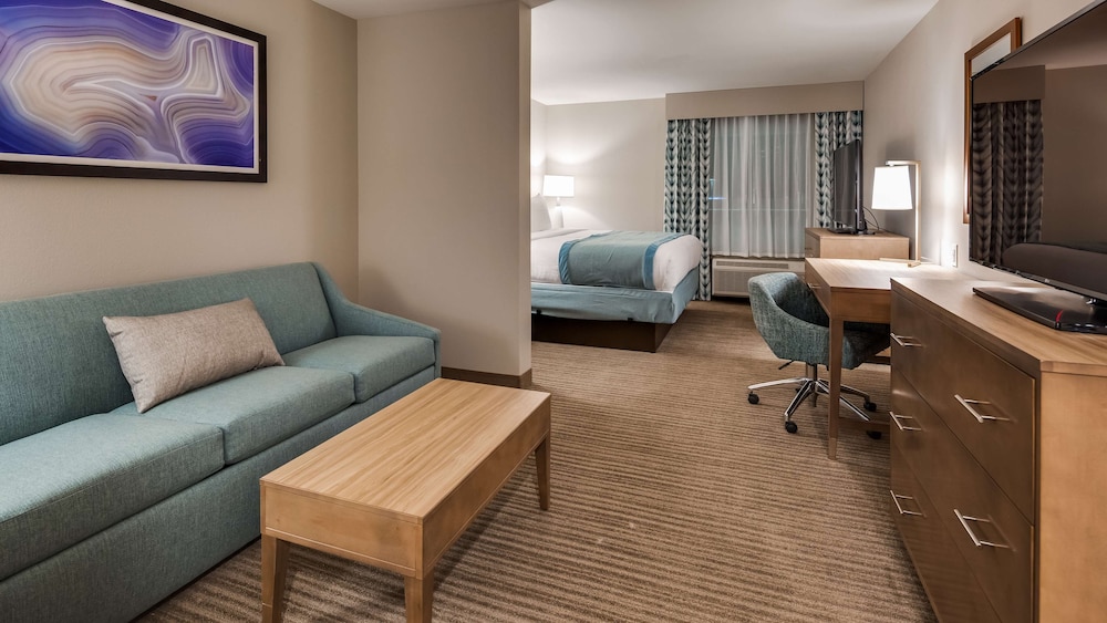 Suite, 1 King Bed with Sofa bed, Accessible, Refrigerator & Microwave (with Sofabed) - Photo 1