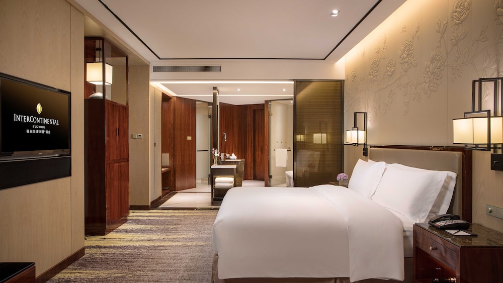Junior Suite, 1 King Bed, Club Lounge Access (Luxury Bath) photo 3