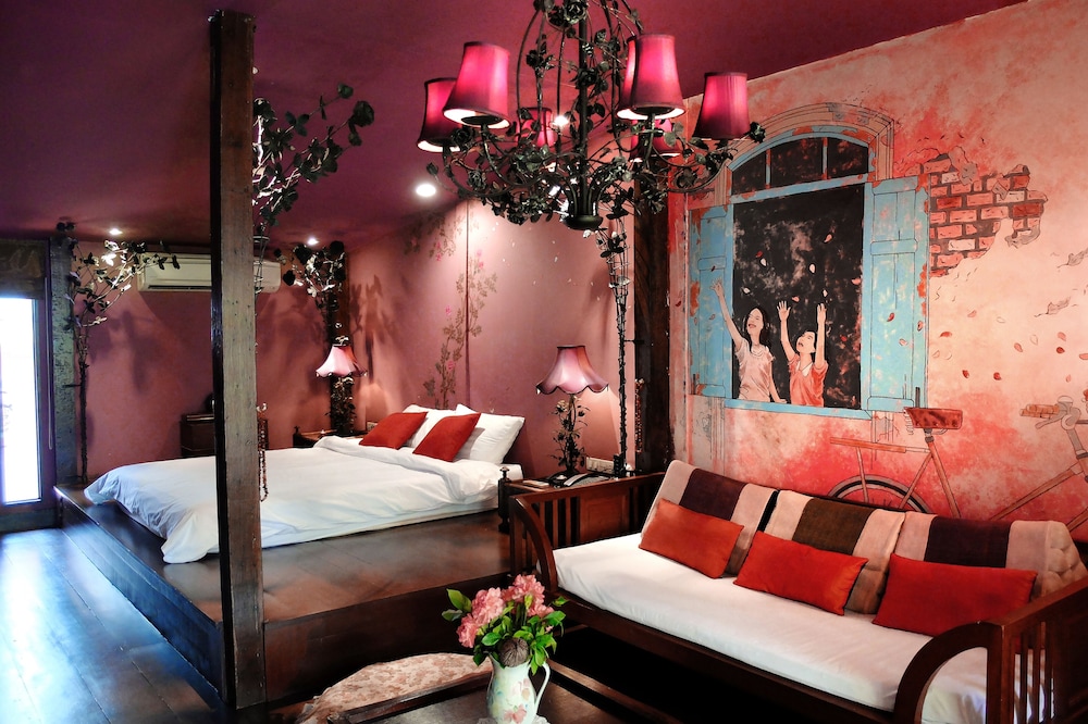 Honeymoon Suite photo 2