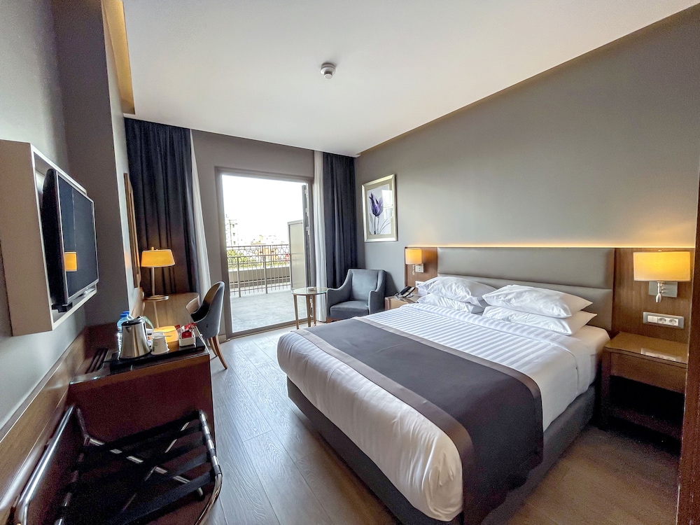 Standard Room, 1 Queen Bed, Balcony thumbnail 6