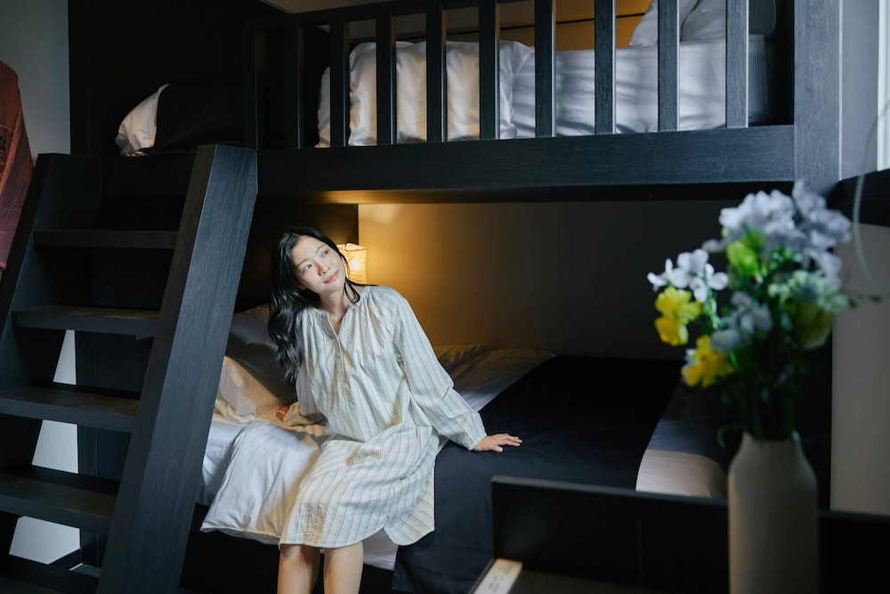 Private Room with Bunk Bed (Queen)
